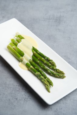 Hollandaise soslu ızgara kuşkonmaz..