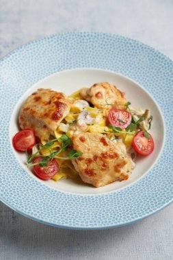 Ahşap arka planda lezzetli kajun tavuklu makarna, yakın plan.