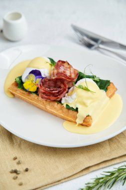 Kızarmış yumurta ve pastırmalı waffle.