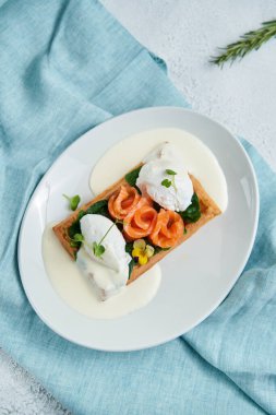 Yumuşak peynirli waffle, kırmızı balık. Lezzetli tuzlu waffle.