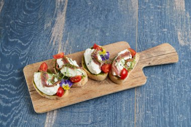 Domatesli, fesleğenli, bruscetta balıklı, bruscetta prosceutto ve roka.