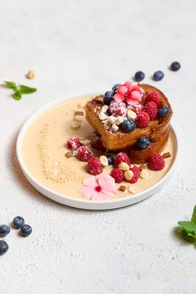 Anel Rum Baba Com Limão Manjericão Framboesas Fundo Claro — Fotografia de Stock