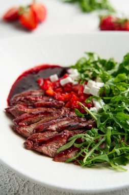 Roka ve çilekli tavuk salatası. Üst görünüm