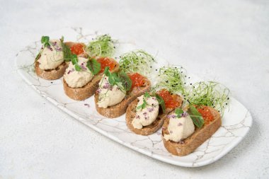 Somon füme, krem peynir, dereotu ve Horseradish Pate çavdar ekmek dilimleri üzerinde