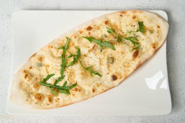 Mozzarella peynirli düz ekmekli pizza, domates, biber, baharat ve taze fesleğen. İtalyan pizzası. Beyaz arka planda pizza ya da margarita.