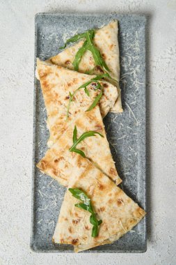 Masadaki taze peynirli pizza, İtalyan geleneksel aperatifi, yüksek açı manzaralı..