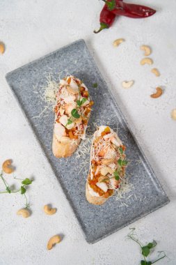 Tabakta balkabağı ve keçi peynirli bruschetta. Sağlıklı vejetaryen atıştırması