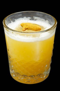 Siyah arka planda turuncu kokteyl