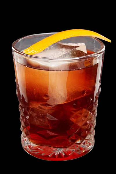 Siyah arka planda vişne kokteyli