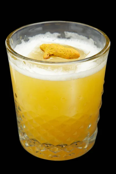 Siyah arka planda turuncu kokteyl