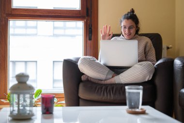 Videodaki kadın evden çalışıyor..