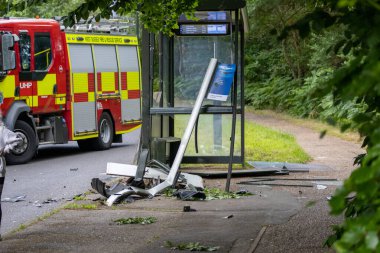 CRAWLEY BATI SUSSEX UK - JUL 02 2022: RTA Arkaplanda itfaiye motoru olan otobüs durağı