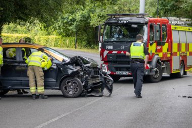 CRAWLEY BATI SUSSEX UK - JUL 02 2022: RTA Polis ve İtfaiye Ekibi kaza yapan araca katıldı