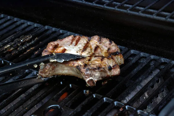 Carne fresca de costela grelhada. Bifes grelhados em grelha flamejante. — Fotografia de Stock