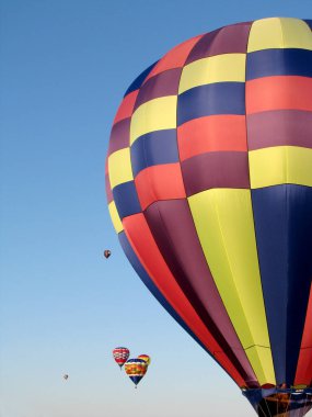 Arkaplan olarak renkli sıcak hava balonları ve mavi gökyüzü 