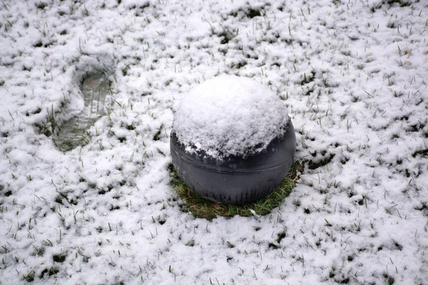 Prima neve. Pallacanestro a terra e stampa piede — Foto Stock