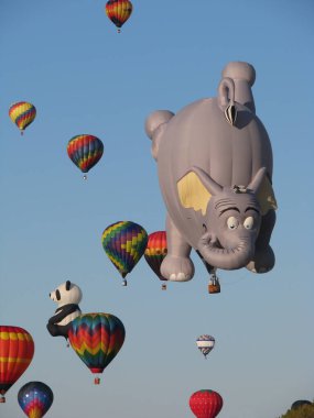 Sıcak Hava Balon Festivali. Mavi gökyüzünde uçan sıcak hava balonları, Adirondack, Queensbury, New York.