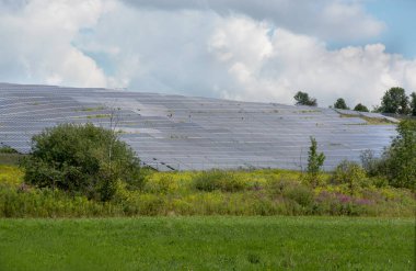 Güneş panelleri, alternatif elektrik kaynağı, sürdürülebilir kaynaklar kavramı
