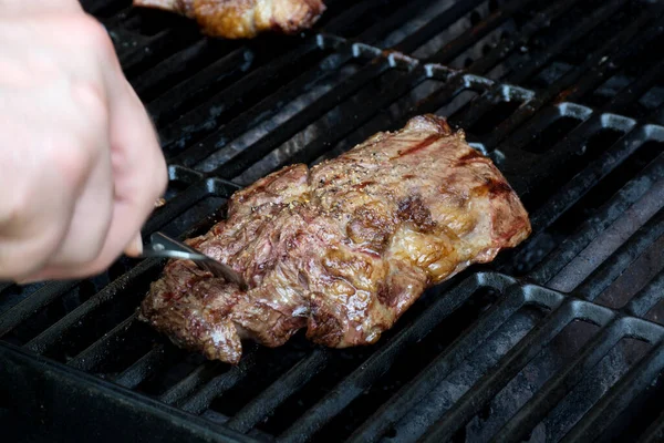 Carne fresca grelhada. Bifes grelhados em grelha flamejante — Fotografia de Stock