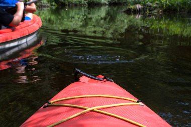Kırmızı kanonun yakın görüntüsü. Ailemle kano ve kano gezisi. Aile kano gezisinde..