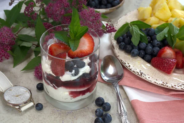 Salada de frutas e iogurte com bagas frescas para o café da manhã. Alimentação saudável, estilo de vida saudável. — Fotografia de Stock