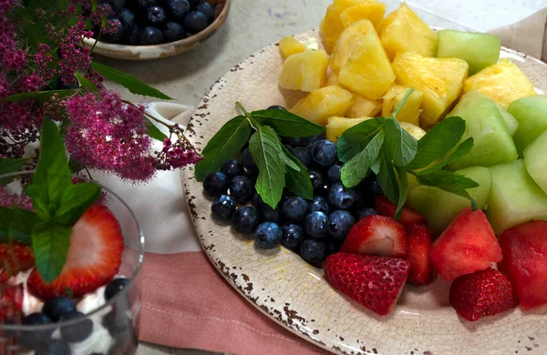 Fruit salad with fresh berries for breakfast. Healthy eating, healthy lifestyle. — Stock Fotó