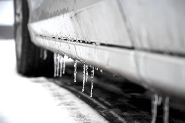Fryst bil med is och snö efter regnsnöstorm. Fryst regntäckt bil — Stockfoto