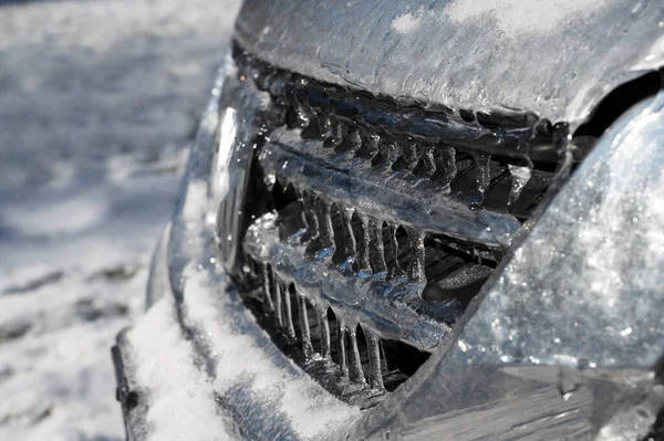 Fryst bil med is och snö. Fryst regntäckt bil. — Stockfoto