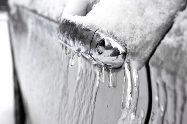 Vista da vicino della maniglia della porta dell'auto e della serratura coperta di ghiaccio durante la tempesta invernale. — Foto Stock