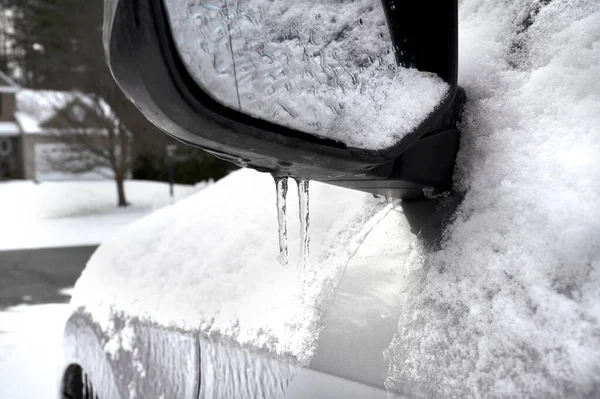 Fryst bil med is och snö. Fryst regntäckt bil efter regn snöstorm. — Stockfoto