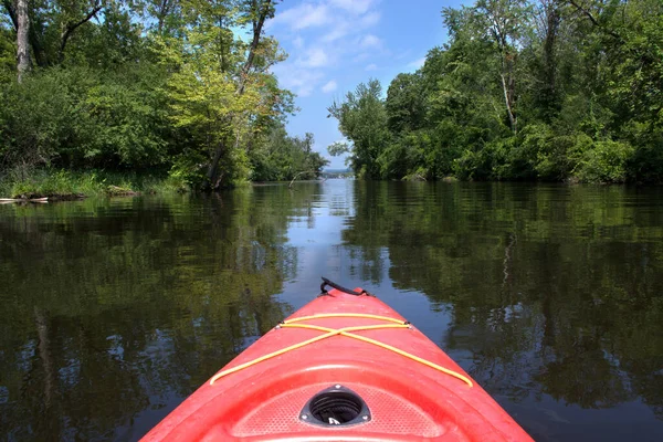 Paseo en barco. Kayak y piragüismo en familia. Familia en paseo en kayak. — Foto de Stock