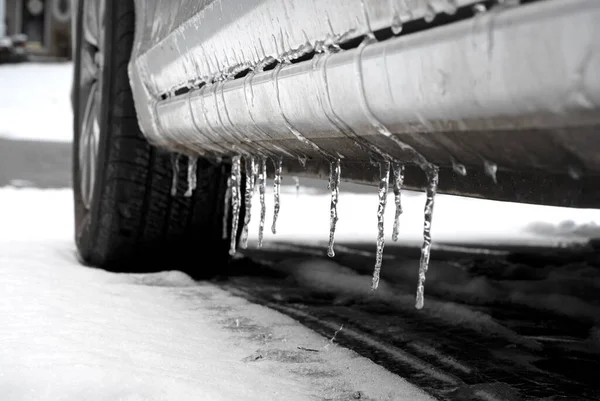 Fryst bil med is och snö efter regnsnöstorm. Fryst regntäckt bil med istappar. — Stockfoto