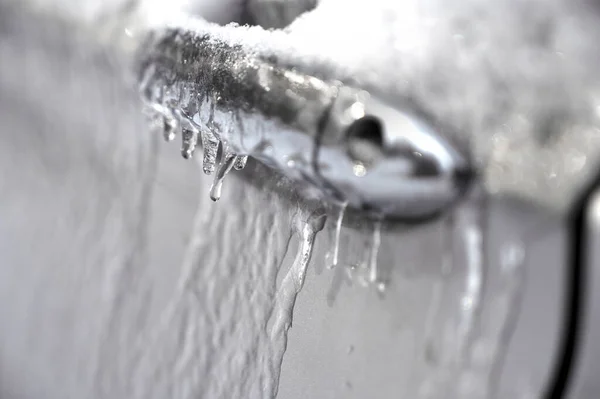 Widok z bliska na klamkę drzwi samochodu i zamek pokryty lodem podczas burzy zimowej. Skupienie selektywne — Zdjęcie stockowe
