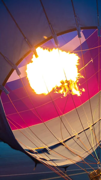 Bunter Heißluftballon mit Flamme am dunklen Himmel, Nahsicht — Stockfoto