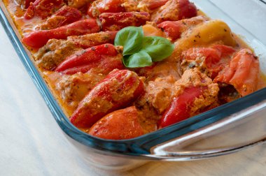 Doldurulmuş mini dolmalık biber ve fesleğen, sıcak lezzetli ev yapımı yemek.. 