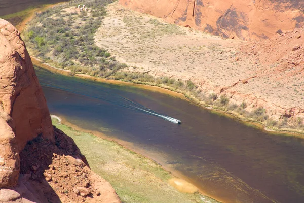Horseshoe Bend in Arizona, USA. Boat driving on Colorado river — Stock Photo, Image