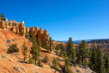 Bryce Canyon Ulusal Parkı, Utah, ABD. Bryce Kanyonu 'ndaki turuncu renkli dağların manzarası