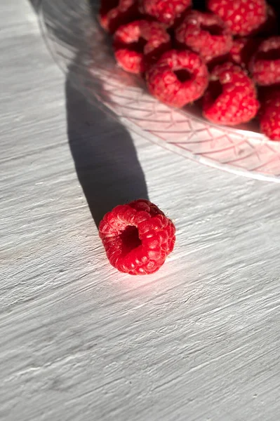 Raspberry on bright sunny morning. Delicious raspberries on plate — Stock Fotó