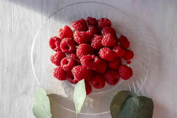Berries for healthy snack or breakfast. Delicious raspberries on plate. — Stock Fotó