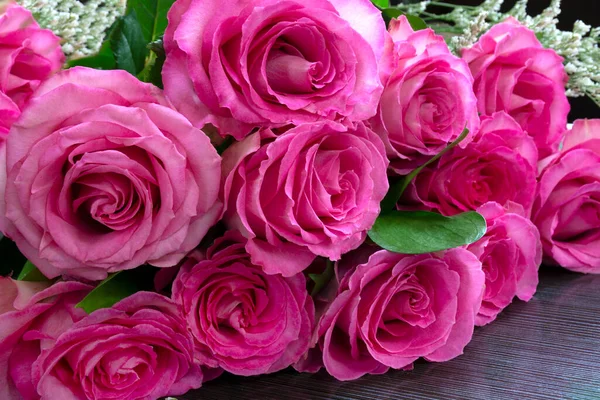 Yeşil yapraklı bir buket kırmızı gül. Sevgililer Günü ya da Anneler Günü konsepti.