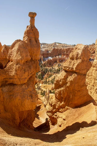 Hoodoos and rock formations. Unique rock formations from sandstone made by geological erosion in Bryce canyon, Utah, USA. — Zdjęcie stockowe
