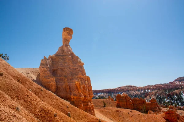 Formaciones rocosas únicas de piedra arenisca hechas por erosión geológica en el cañón de Bryce, Utah, EE.UU. Hoodoos y formaciones rocosas — Foto de Stock