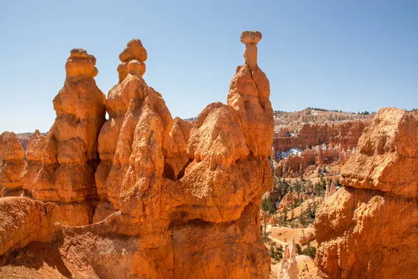 Formaciones rocosas únicas de piedra arenisca hechas por erosión geológica en el cañón de Bryce, Utah, EE.UU. Hoodoos. — Foto de Stock