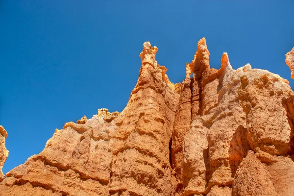 Hoodoos and rock formations. Unique rock formations from sandstone made by geological erosion in Bryce canyon, Utah, USA. — Foto de Stock