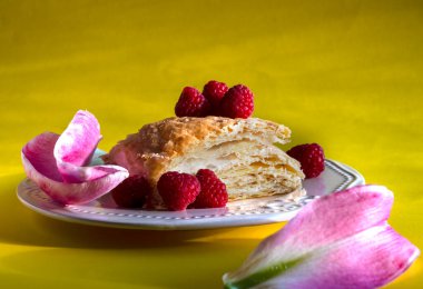 Tabağında ahududu olan puf böreği. Lezzetli ev yapımı geleneksel pasta dilimi. . 