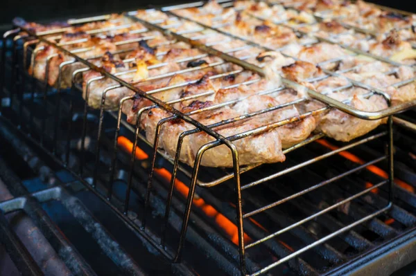 고기나찌는 불타는 그릴에 밖에서 맛있는 요리를 있어요 고품질 — 스톡 사진