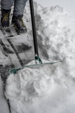 Kar fırtınası. Kar kürekli bir adam kışın kaldırımı temizler. Kış zamanı iş dışında. Yüksek kalite fotoğraf