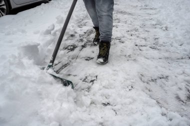 Kar kürekli bir adam kışın arka bahçeyi ya da ön bahçeyi temizler. Kış işleri. Yüksek kalite fotoğraf