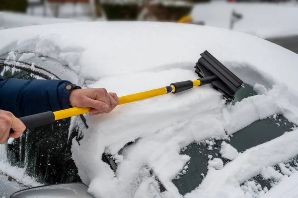 Человек Убирает Снег Своей Машины Время Зимнего Снегопада Высокое Качество — стоковое фото