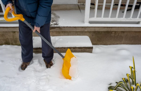 Kar Kürekli Bir Adam Kışın Kaldırımı Temizler Kış Zamanı Dışarıda — Stok fotoğraf